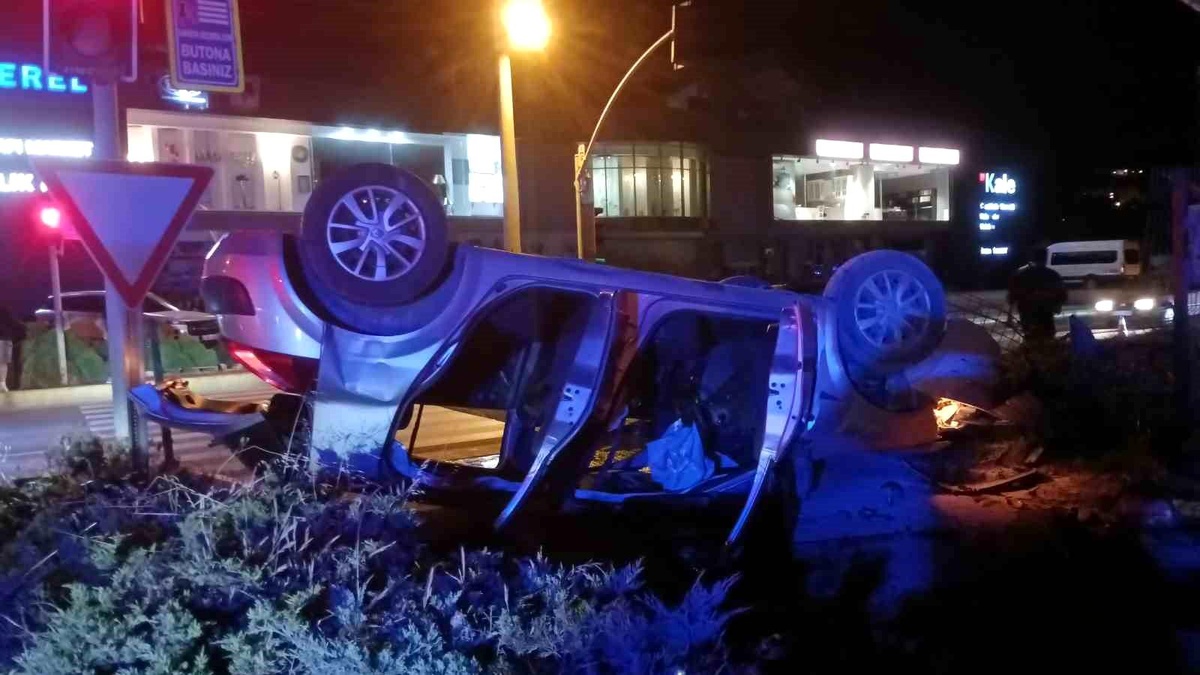 Motosiklet ile çarpışan otomobil takla atarak ters döndü: 1\'i ağır 4 yaralı