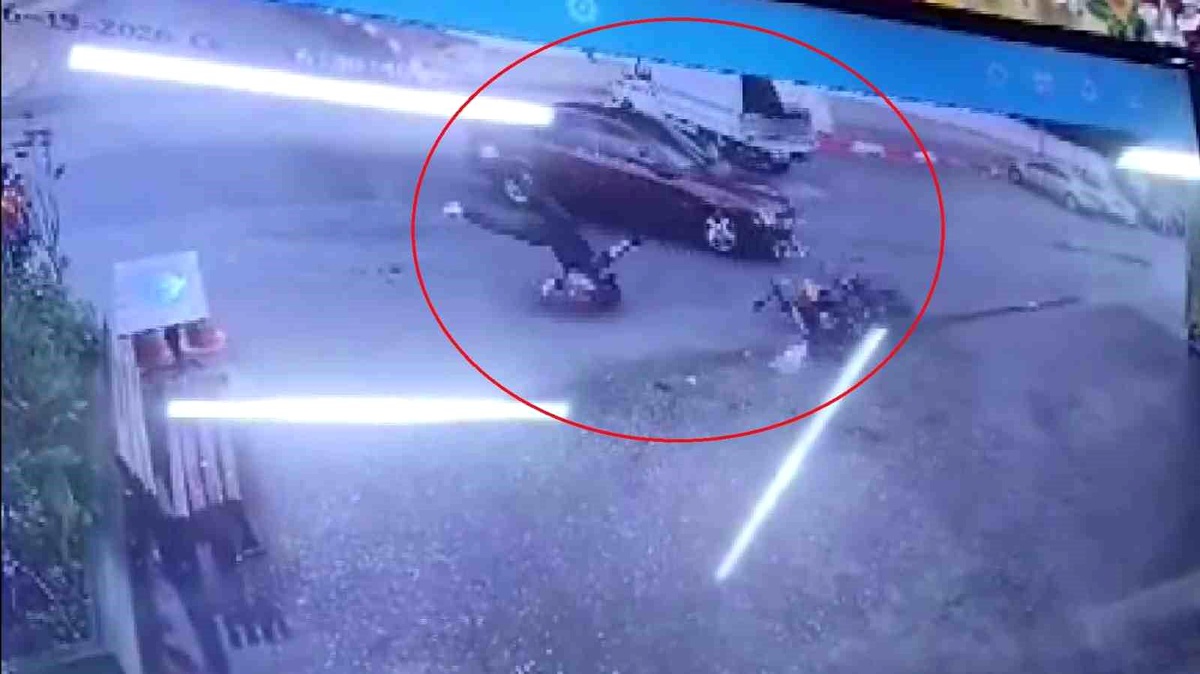 Antalya\'da Motosiklet Kazası Güvenlik Kamerasında
