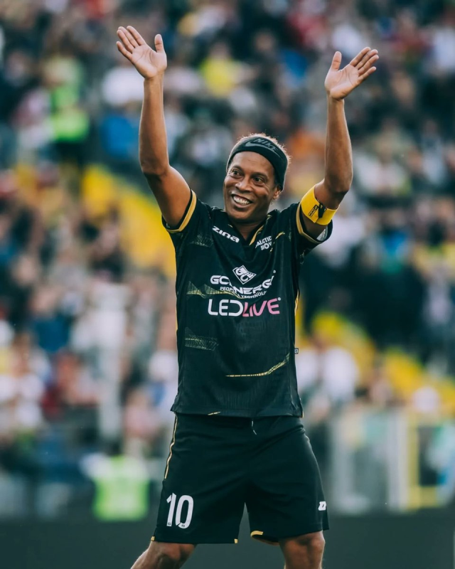Ronaldinho futbola geri dönüyor! Eski Başakşehirli yıldızla takım arkadaşı olacak