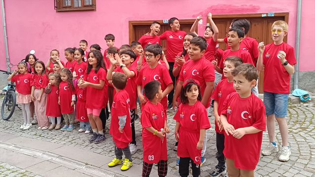 İş İnsanı 100 Çocuğa A Milli Forması Hediye Etti