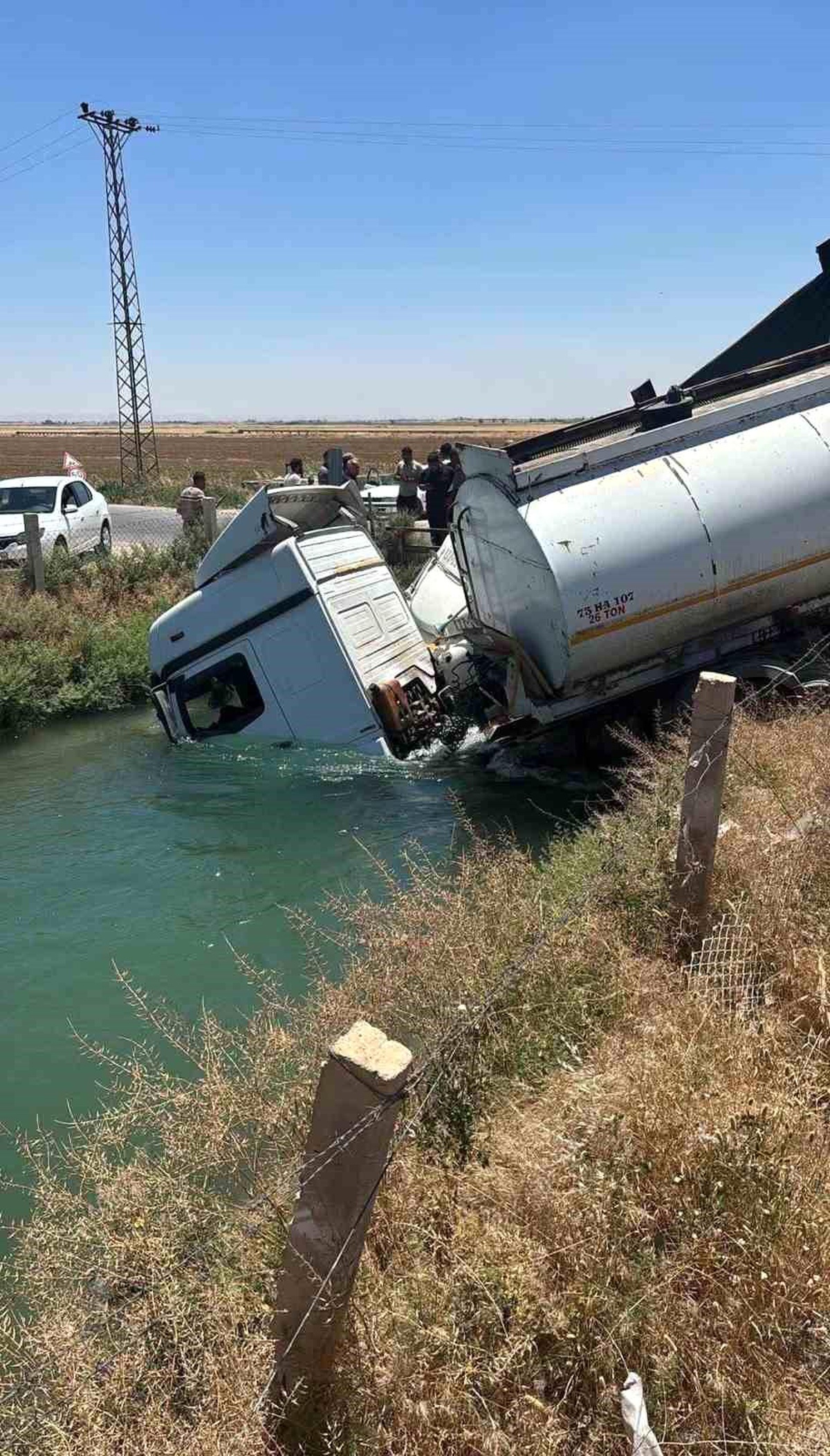 Şanlıurfa\'da Kaza: Tanker ve Kamyon Sulama Kanalına Düştü