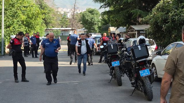 Bir kızını öldürdü, eşi ve diğer kızını ağır yaraladı
