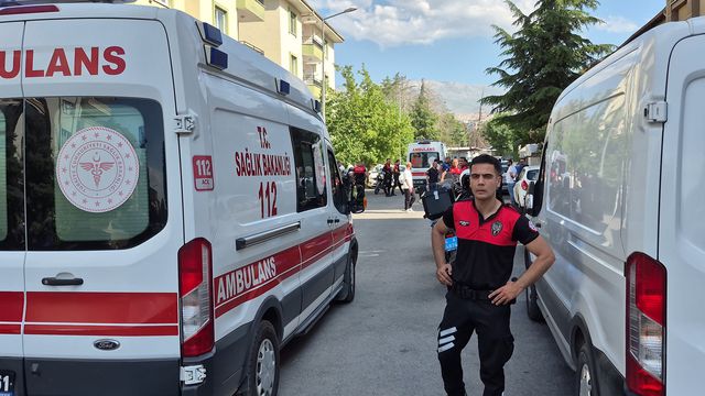 Bir kızını öldürdü, eşi ve diğer kızını ağır yaraladı