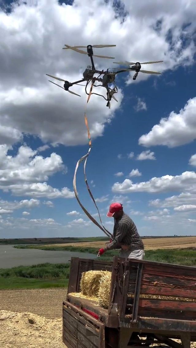 Edirne’de Çiftçi Dronla Saman Taşıdı