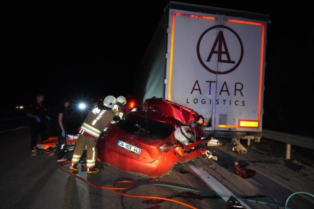 Tıra arkadan çarpan otomobil kağıt gibi ezildi! Sürücü hayatını kaybetti