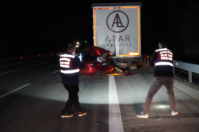 Tıra arkadan çarpan otomobil kağıt gibi ezildi! Sürücü hayatını kaybetti