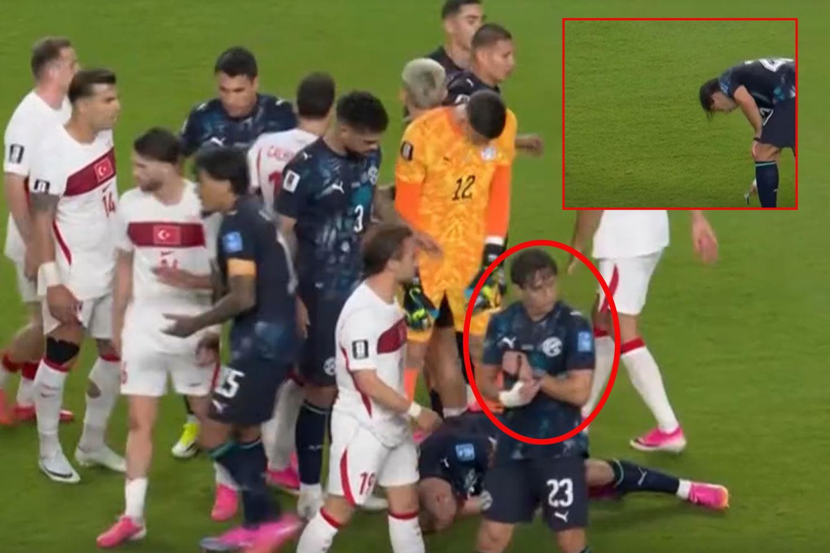 Türkiye\'ye gol atan Paraguaylı futbolcu hakemin kolundaki saati çalmış