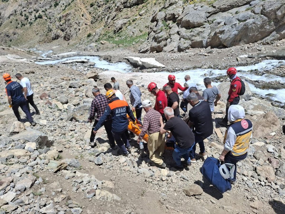 Pancar Toplarken Düşen Adam Helikopterle Kurtarıldı