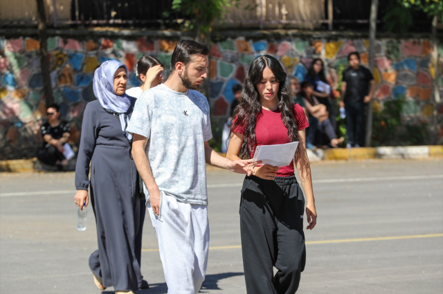 YKS maratonu TYT oturumuyla başladı! Milyonlarca aday sınavda ter döküyor