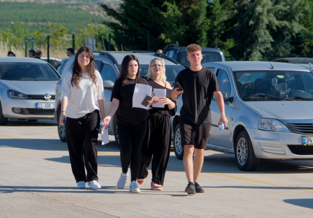 YKS maratonu TYT oturumuyla başladı! Milyonlarca aday sınavda ter döküyor
