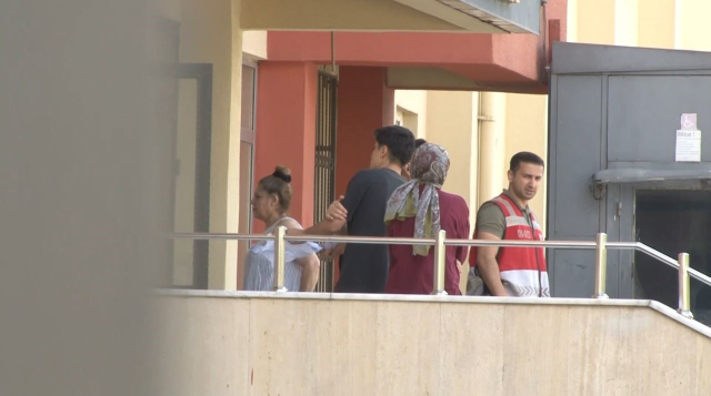 YKS'ye geç kalanlar demir korkuluklardan atlayıp sınava girmeye çalıştı