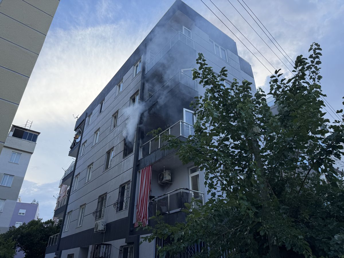 Antalya\'da Apartman Yangını: 2 Kişi Kurtarıldı