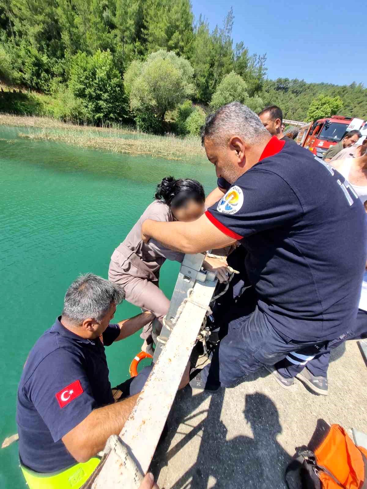 Adana\'da Eğner Köprüsü\'nden Düşen Kadın Kurtarıldı