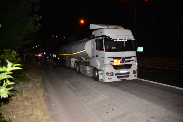 Adana'da tankerle çarpışan otomobildeki baba öldü, 2 çocuğu yaralandı