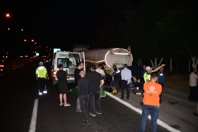 Adana'da tankerle çarpışan otomobildeki baba öldü, 2 çocuğu yaralandı