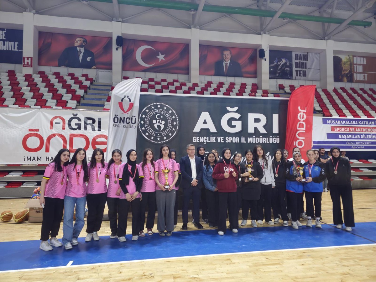 Ağrı\'da İmam Hatip Spor Oyunları ödül töreni düzenlendi