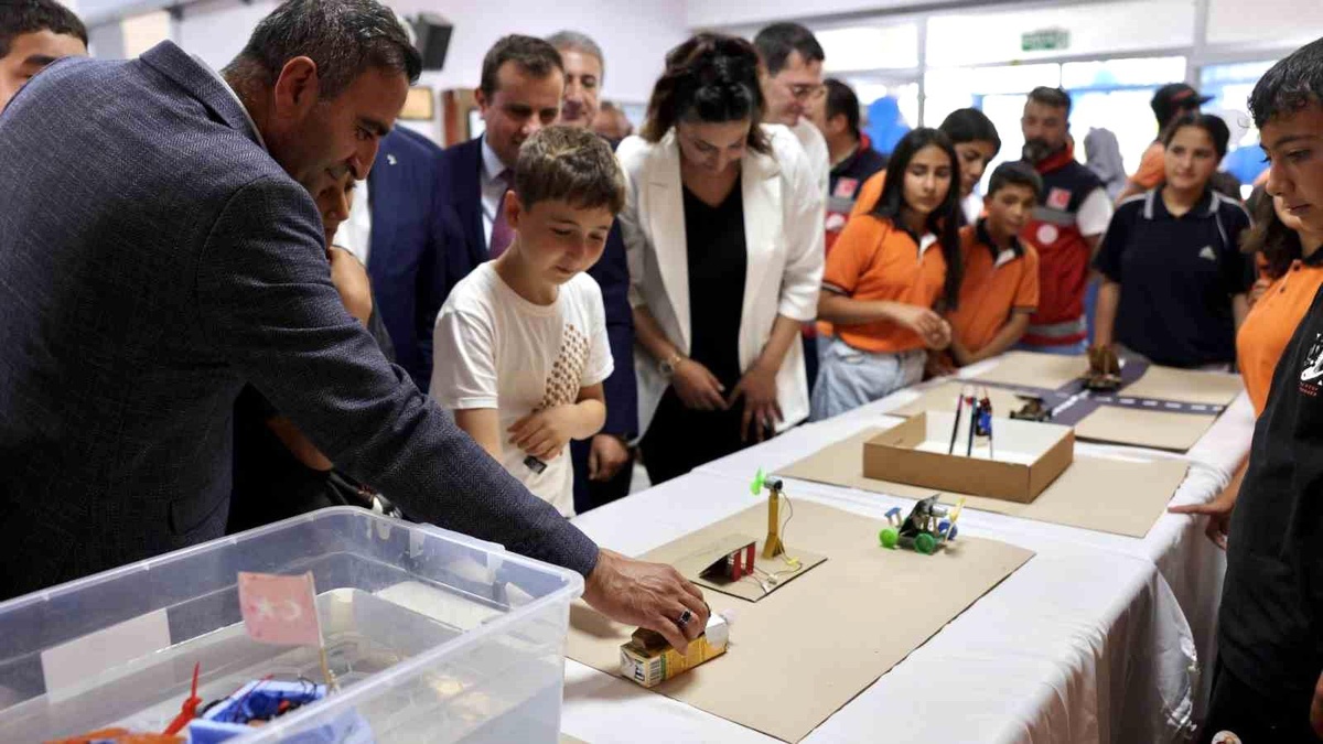 Akçadağ Belediyesi\'nin desteğiyle yenilenen okul sıraları öğrencilere teslim edildi