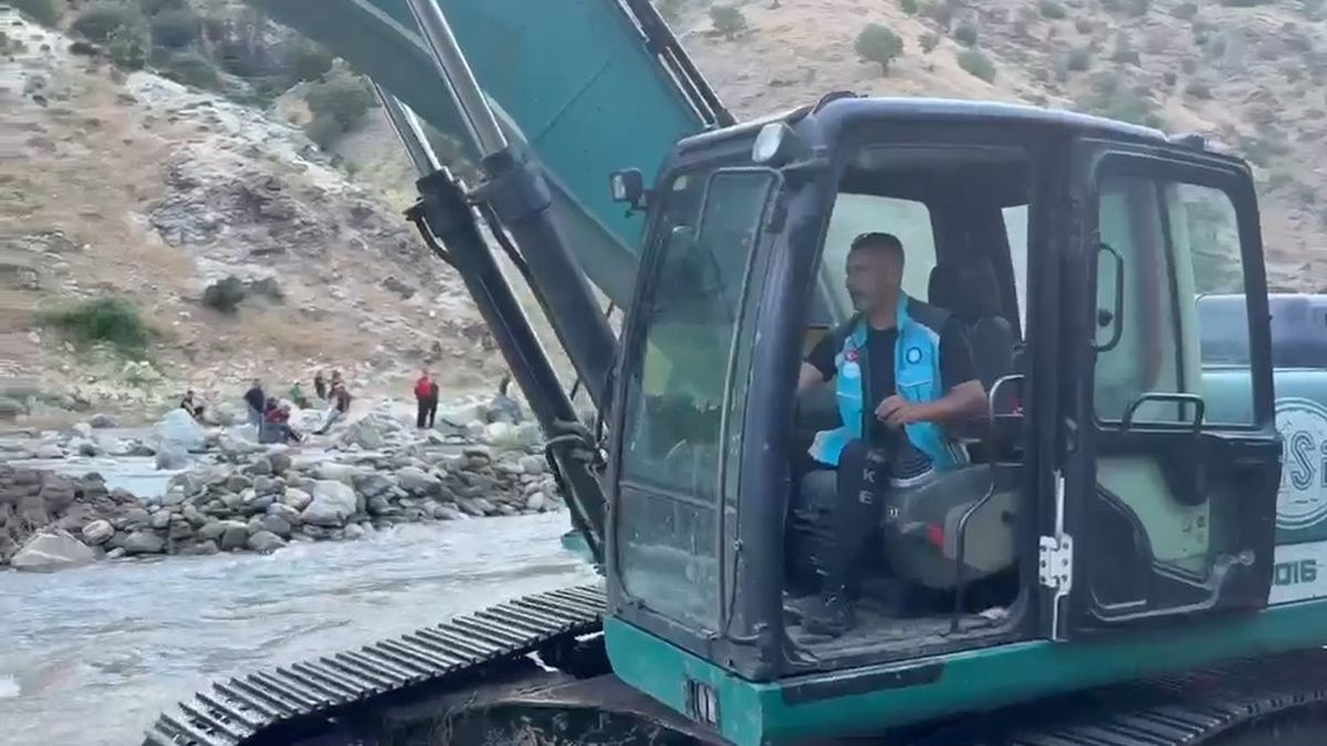 Sarım Çayı\'nda kaybolan Vedat Karabulut\'un arama çalışmaları devam ediyor