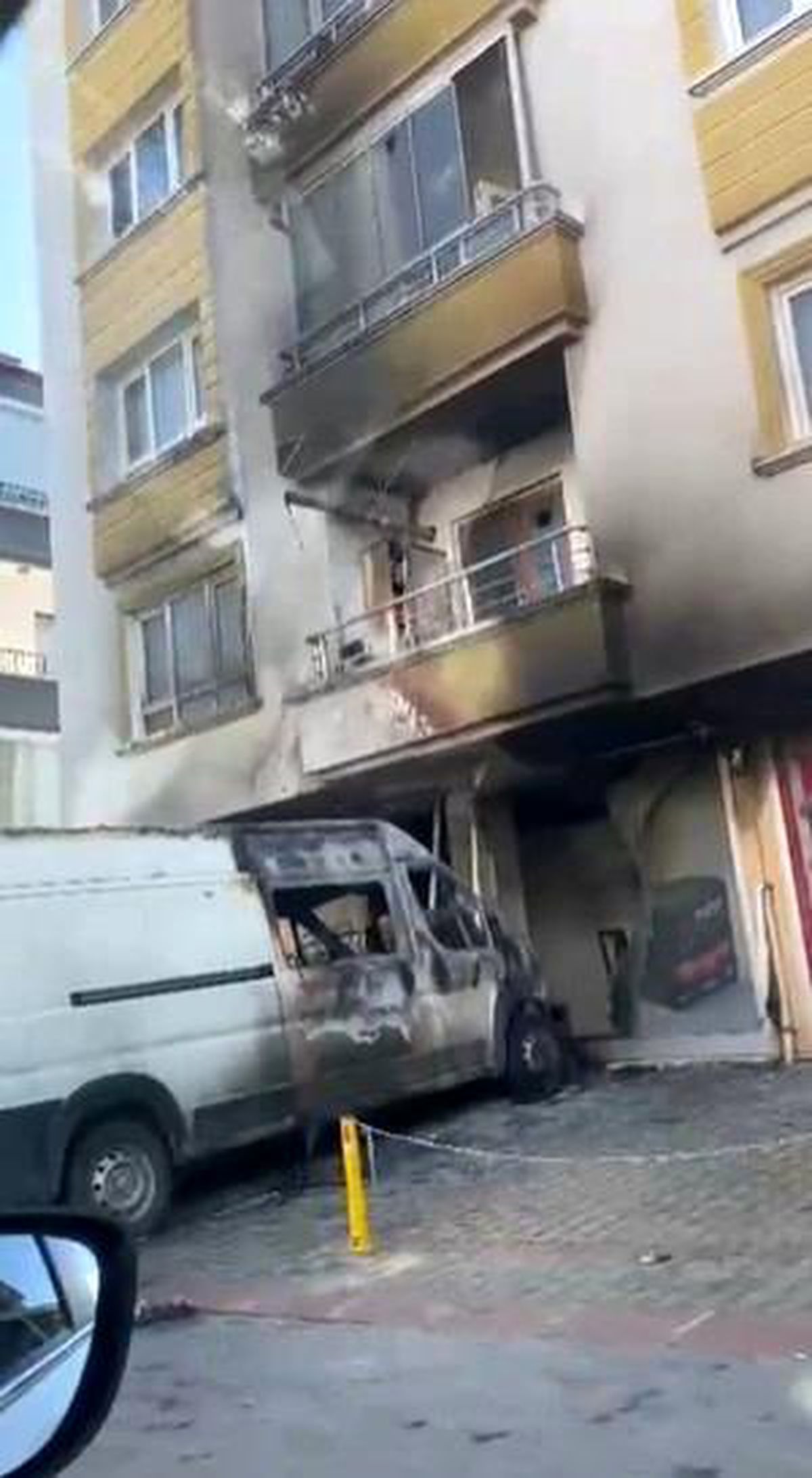 Keçiören\'de Gece Yangını: Dükkan ve Araç Zarar Gördü