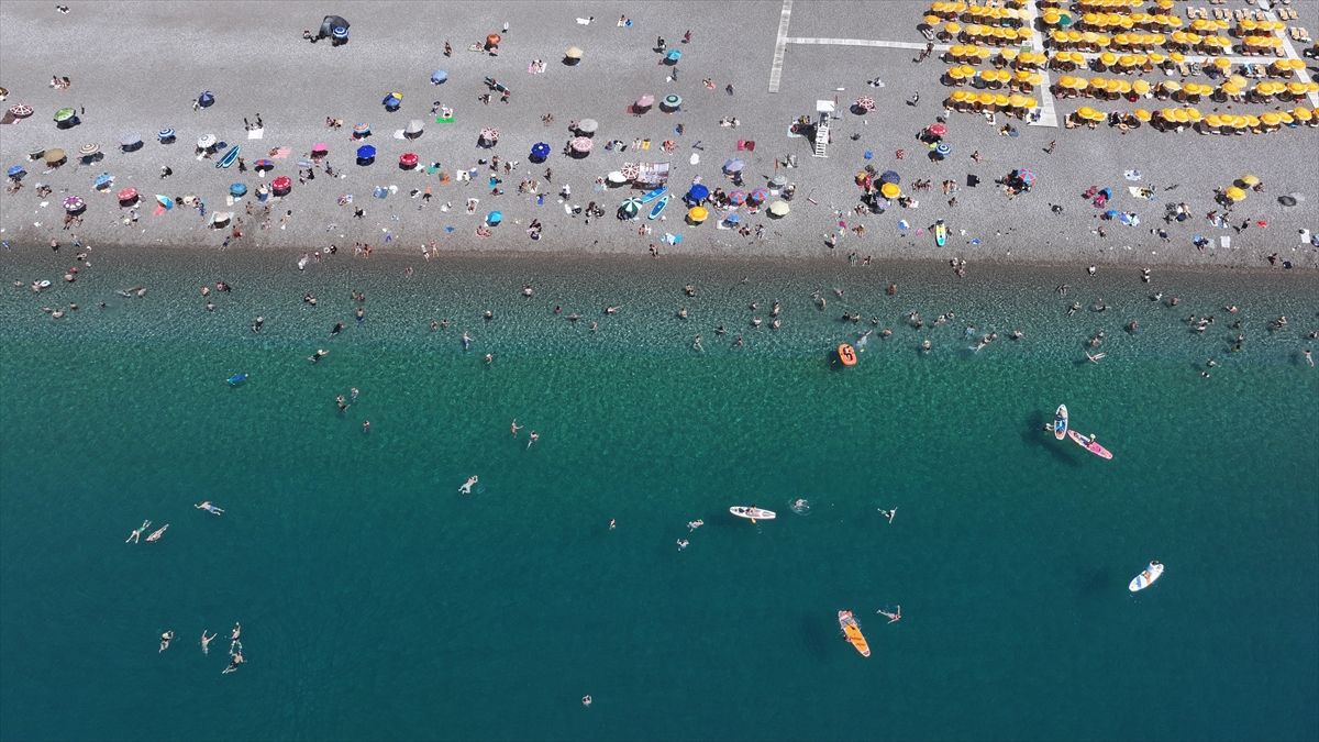 Antalya\'da Sıcak Hava, Sahiller Kalabalık