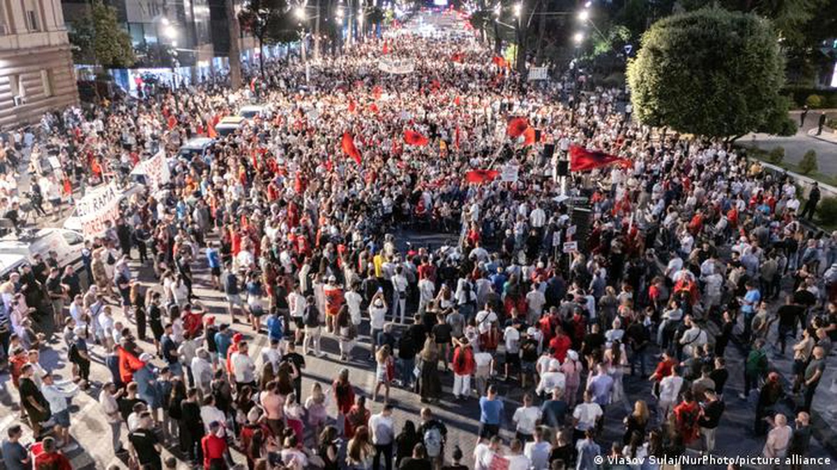 Arnavutluk\'ta Eylemler Büyüyor