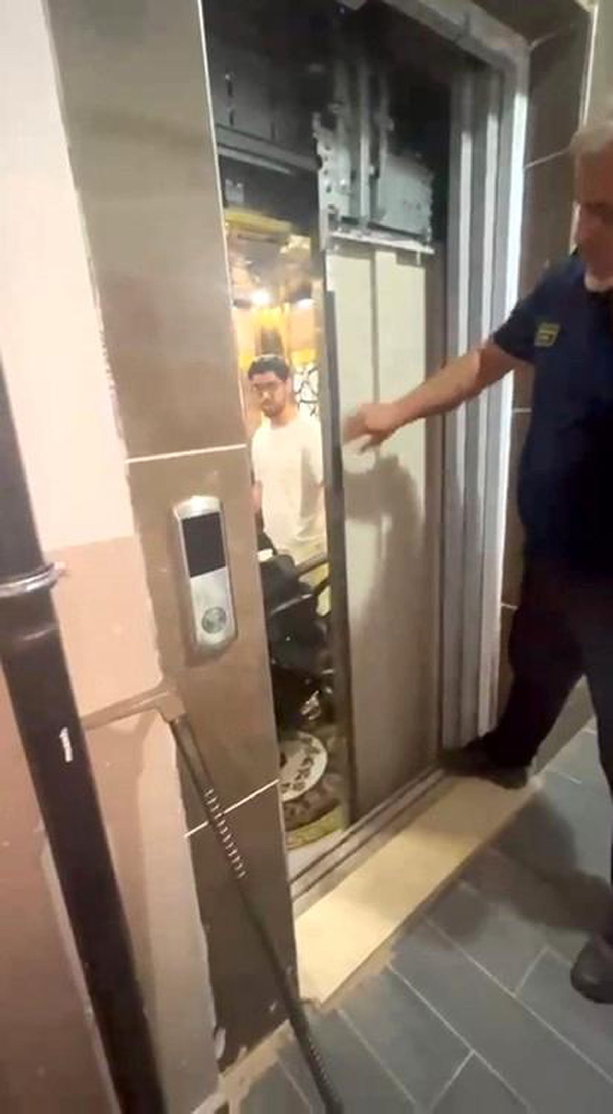 Asansörde mahsur kalan öğrenciyi itfaiye sınava yetiştirdi