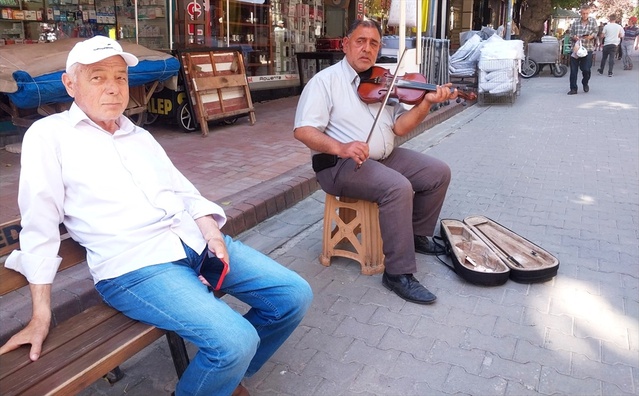 Müzik ve Ayakkabı Boyacılığına Gönül Veren Adam