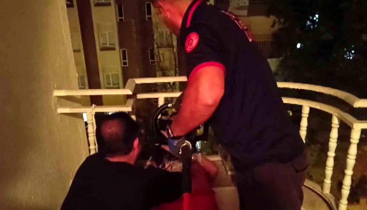 Batman\'da balkon korkuluklarına kafası sıkışan küçük kızı itfaiye kurtardı