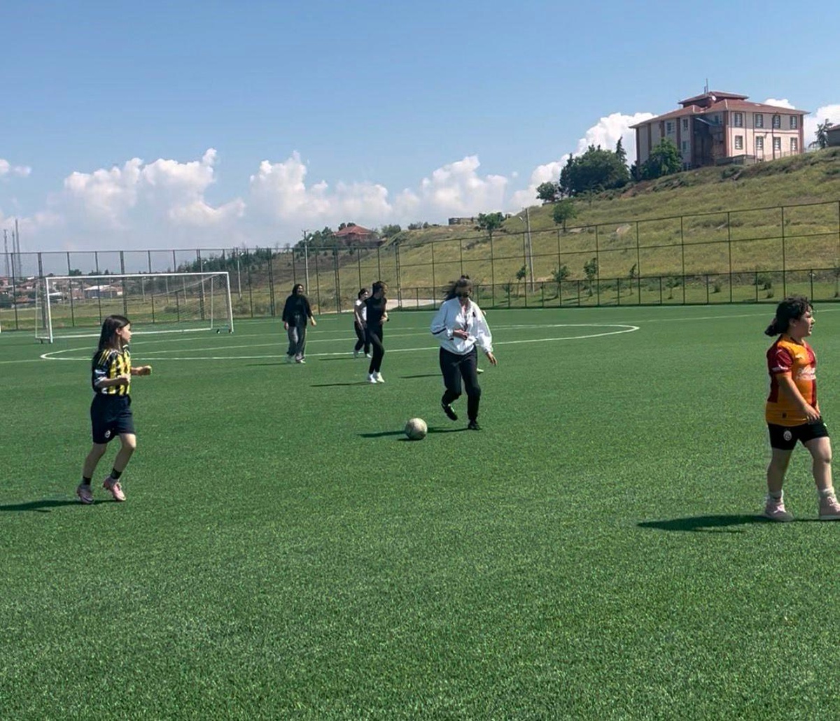 Beylikova\'da Kız Çocuklarına Ücretsiz Futbol Kursu