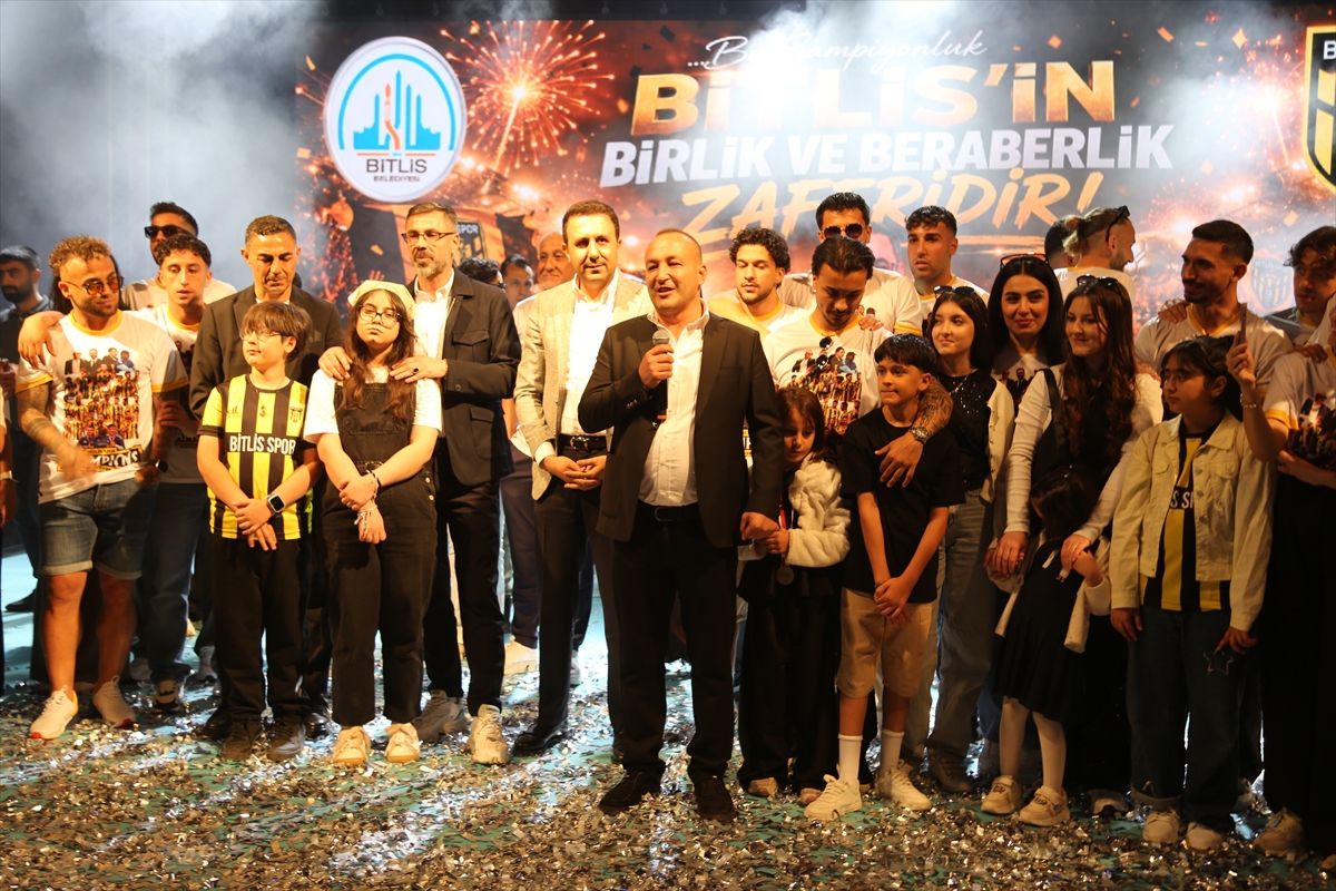 Bitlis 1916 Spor\'un Şampiyonluğu Kutlandı