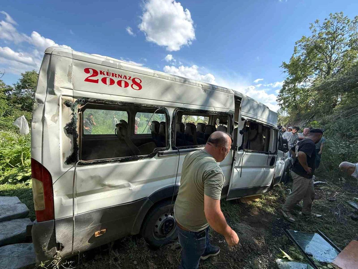 Ağlasun\'da minibüs tarlaya uçtu: 8 yaralı
