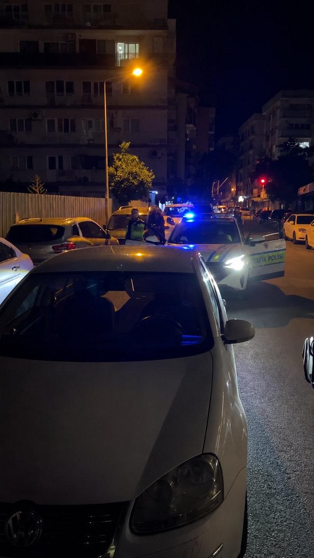 Çakarlı araçla yakalanan genç, 
