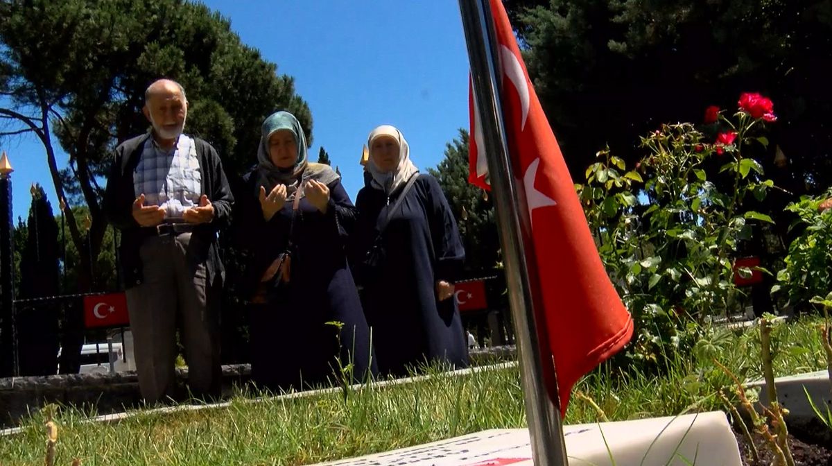 Babalar Günü\'nde Şehitlikte Duygusal Anlar