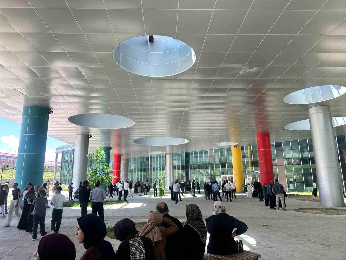 YKS İkinci Oturumu Erzurum\'da Yoğun İlgiyle Gerçekleşti