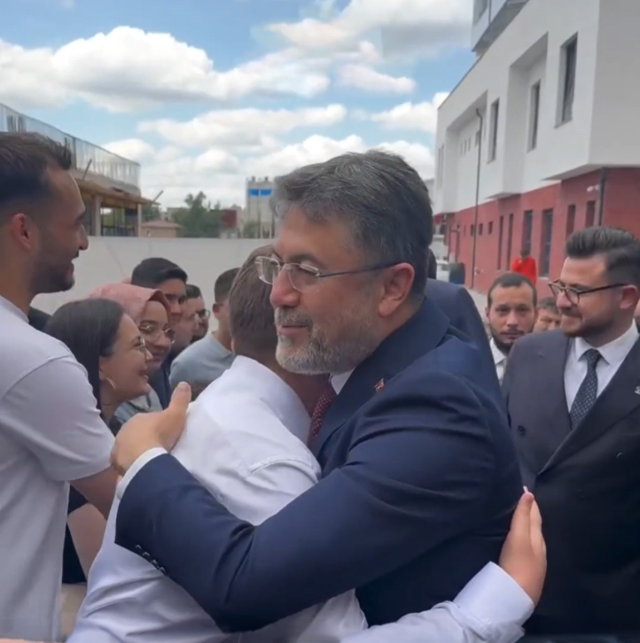 Fenerbahçe'yi duyan Bakan Yumaklı çocuğa bir daha sarıldı