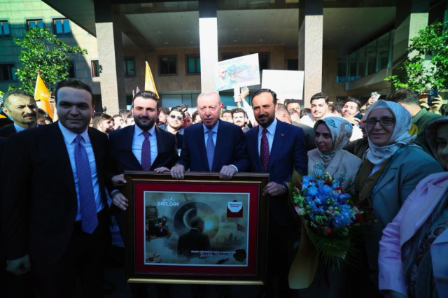 Gençlerden Erdoğan'a Babalar Günü sürprizi! Tablodaki not duygulandırdı