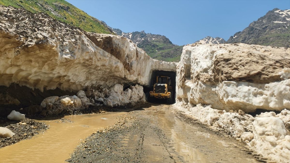 Yüksekova\'da Kış Koşullarında Yol Açma Çalışmaları