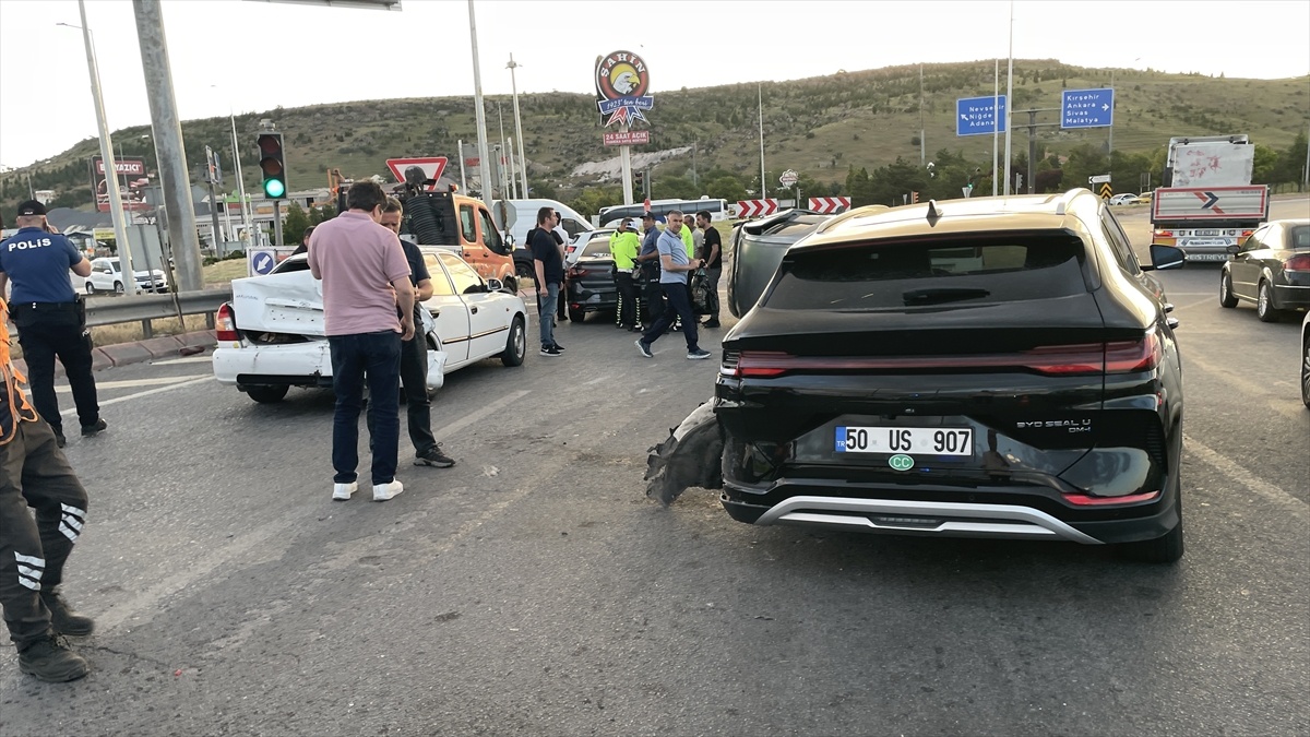 Kayseri\'de Zincirleme Trafik Kazası: 4 Yaralı