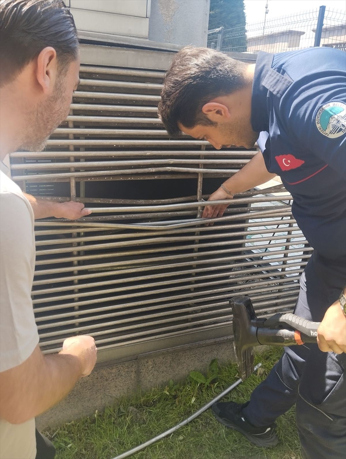 Havalandırma Boşluğundaki Kedi Kurtarıldı
