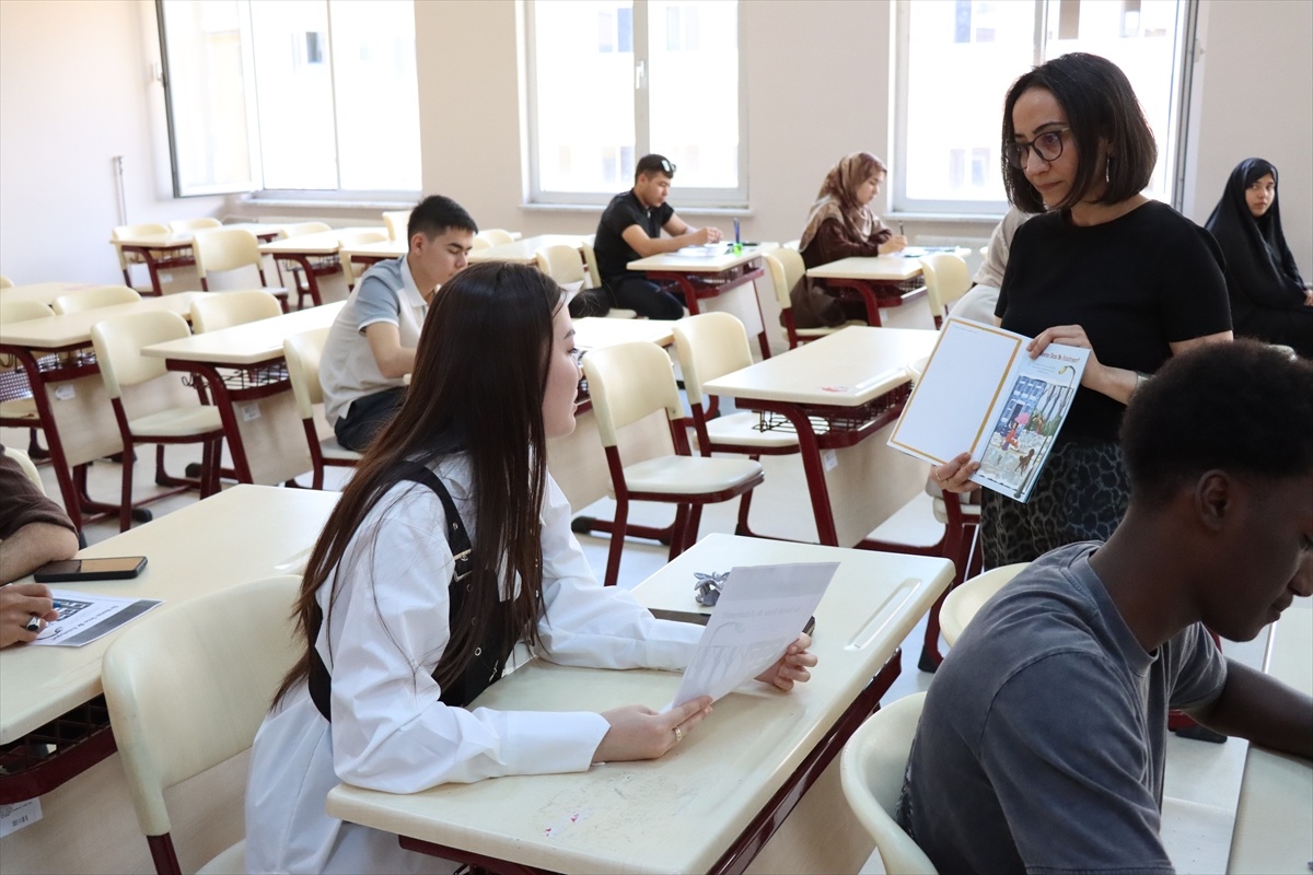 Kazak öğrenci, 5 yılda Türkçe öğrenip bölüm birincisi oldu