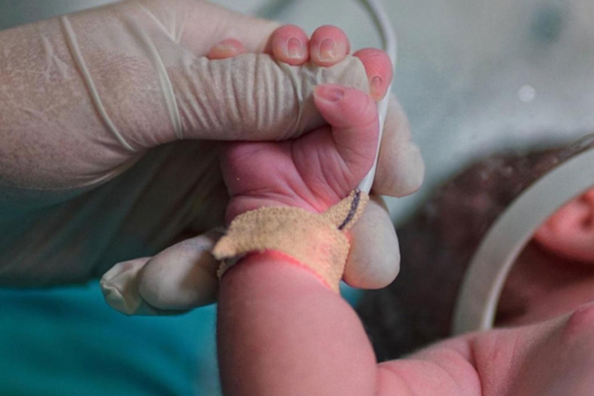 20 günlük bebek babasının kullandığı minibüsün altında can verdi