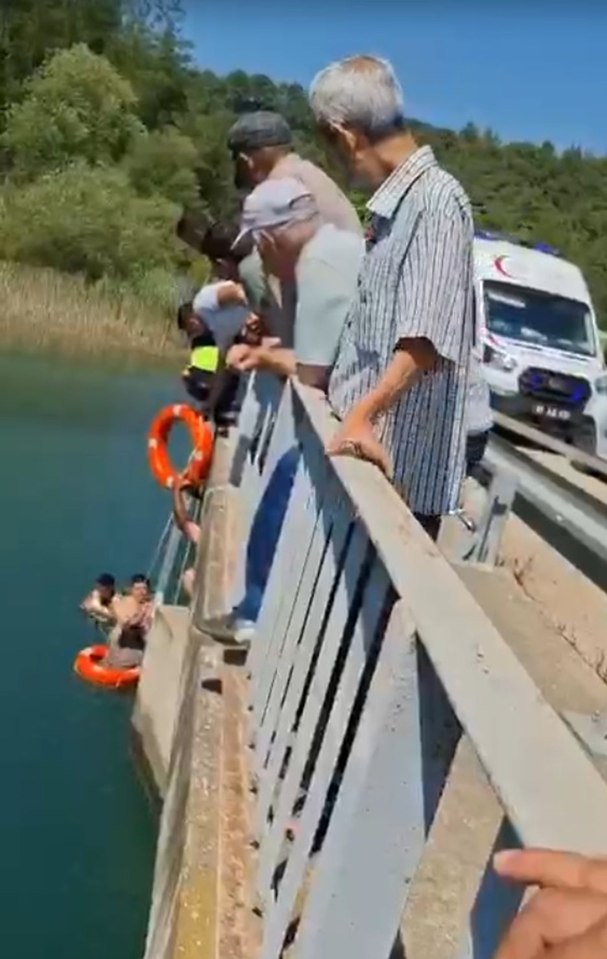 Adana\'da Köprüden Düşen Kadın Kurtarıldı