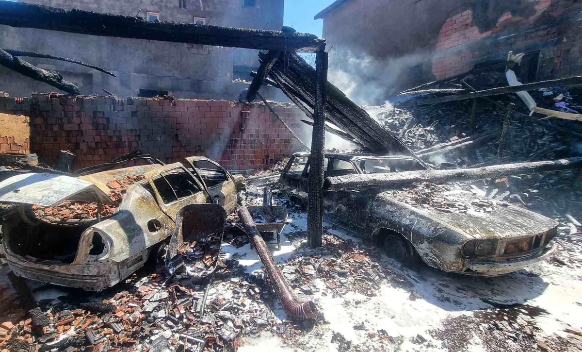 Kütahya\'da korkutan yangın: 3 ev hasar gördü, 2 araç küle döndü