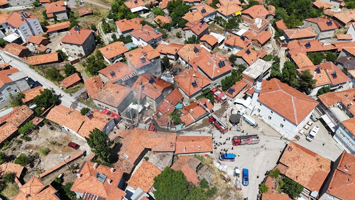 Kütahya\'da Bahçe Yangını: 2 Araç ve 3 Ev Yandı