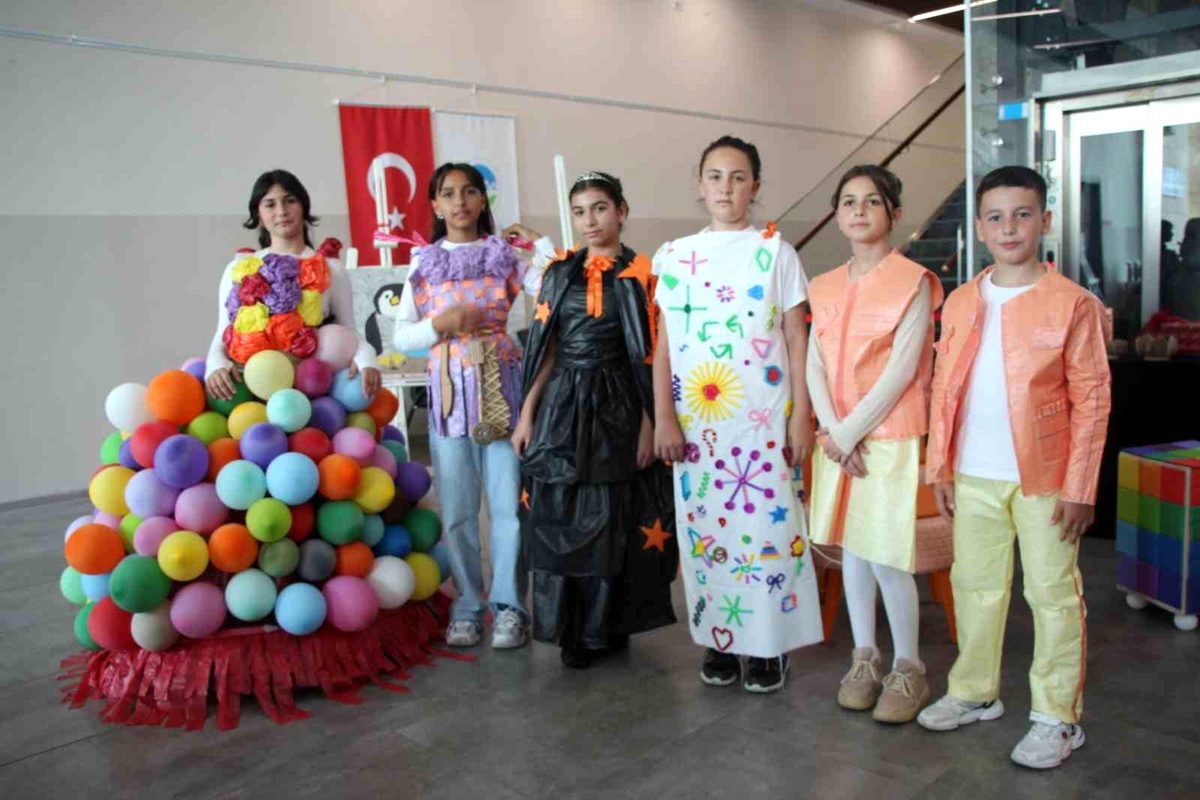 Akyazı\'da Atık Sanat Defilesi