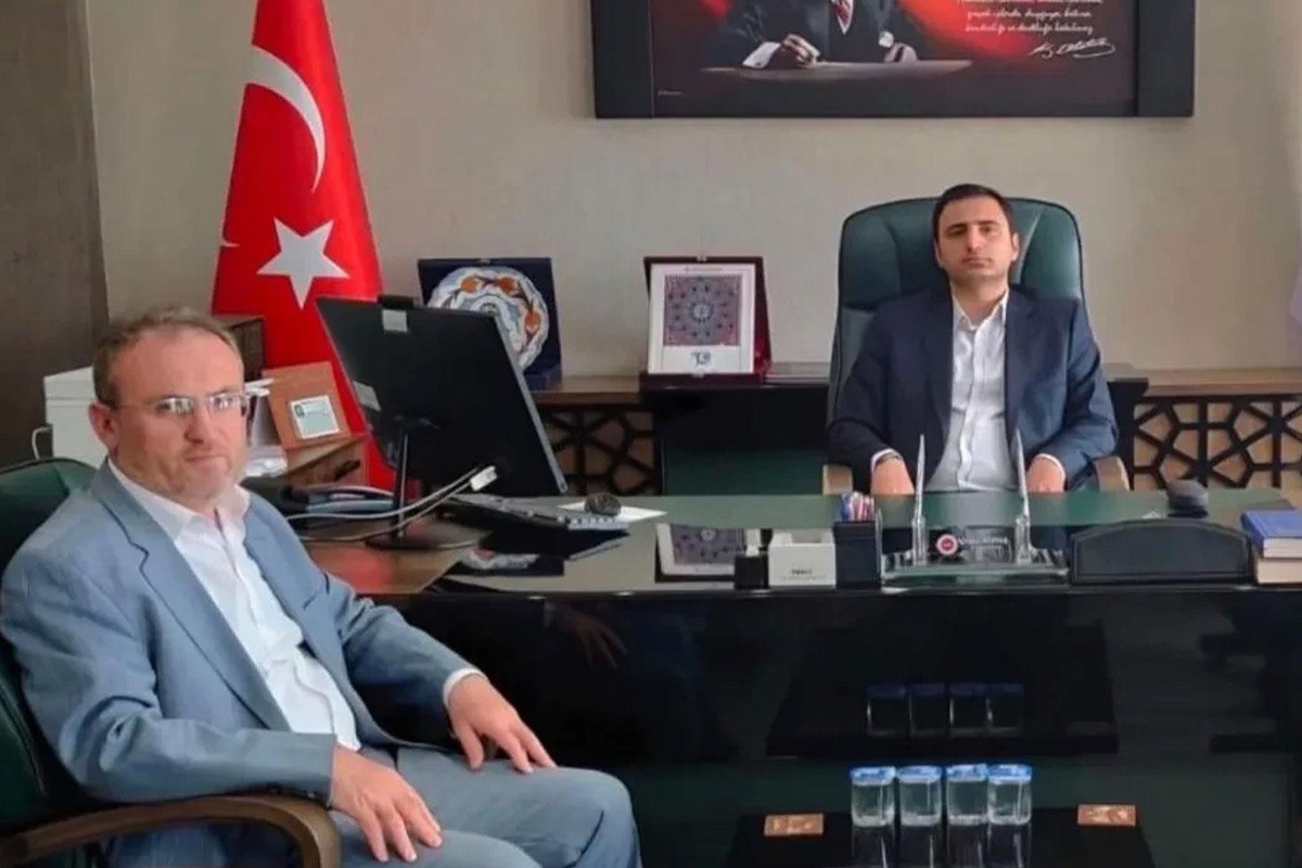 Müftülükte tartışma yaratan görüntü: Stajyer vali yardımcısı vekili makam koltuğuna oturdu, Diyanet camiasından tepki geldi