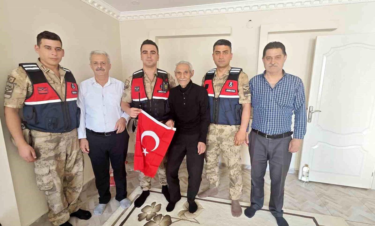 Sason\'da Jandarma, Babalar Günü\'nde Şehit Babalarını Ziyaret Etti