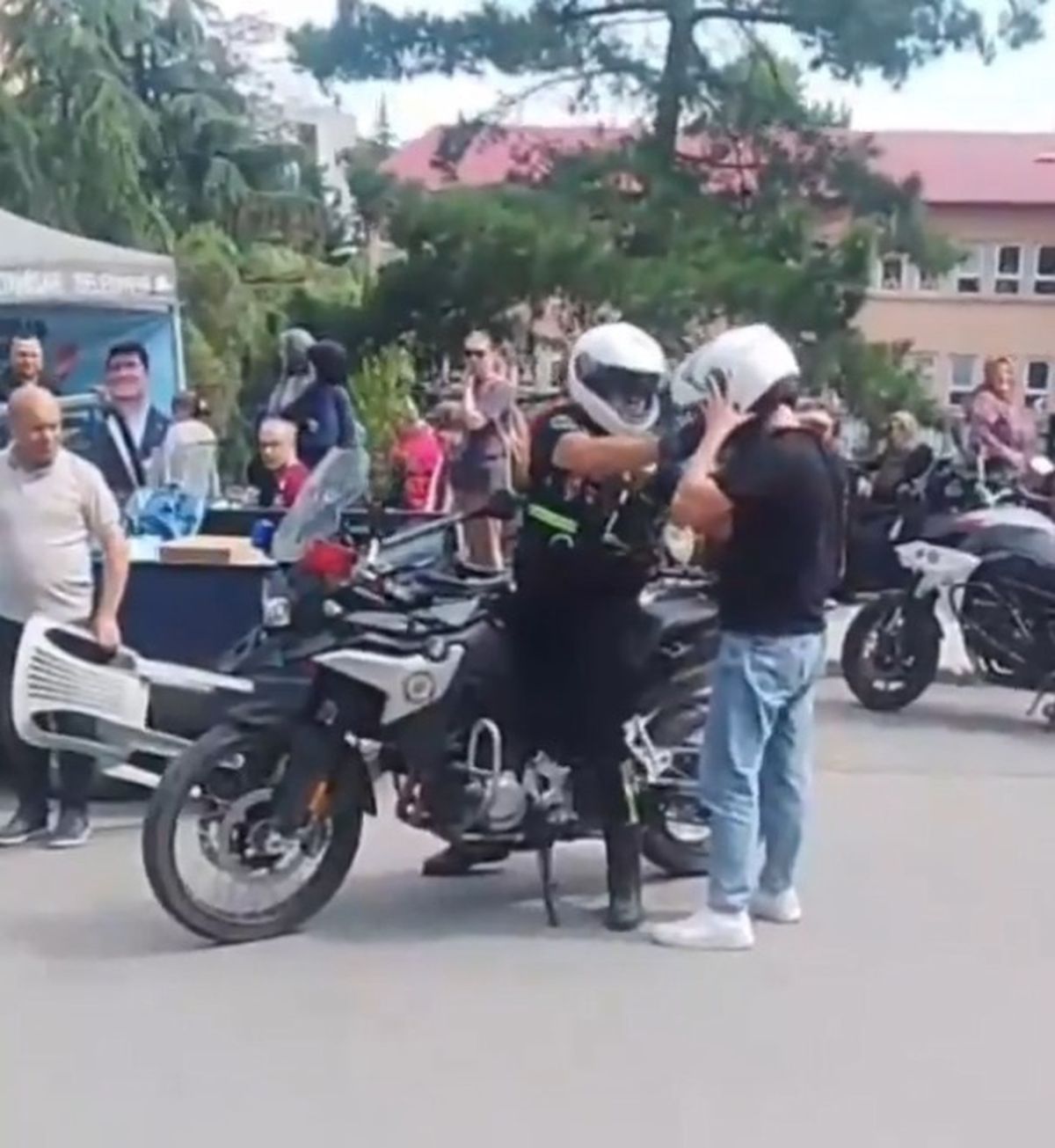 Trabzon\'da AYT\'ye Geç Kalan Öğrencilere Polis Desteği