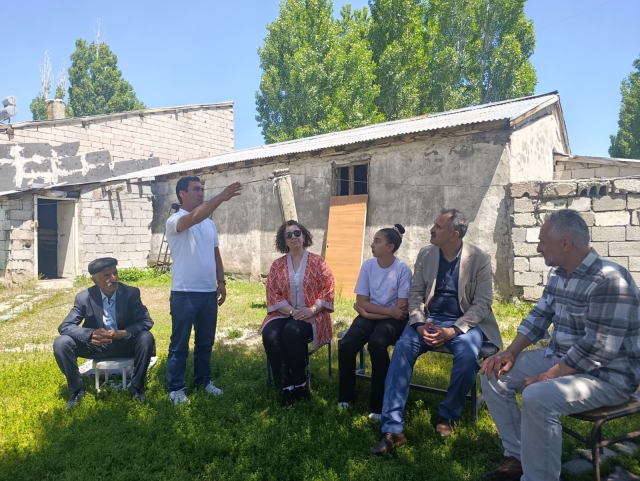 Vali Bozkurt yangında evi zarar gören vatandaşı ziyaret etti
