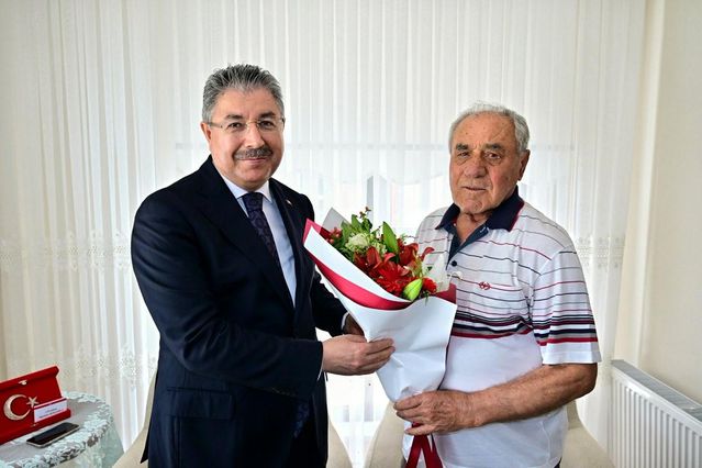 Vali’den şehit ailesine Babalar Günü ziyareti